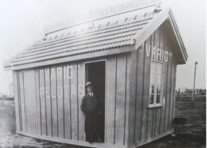 Primeira estação de embarque da VARIG, casa barracão simples em madeira nas margens das aguas.  